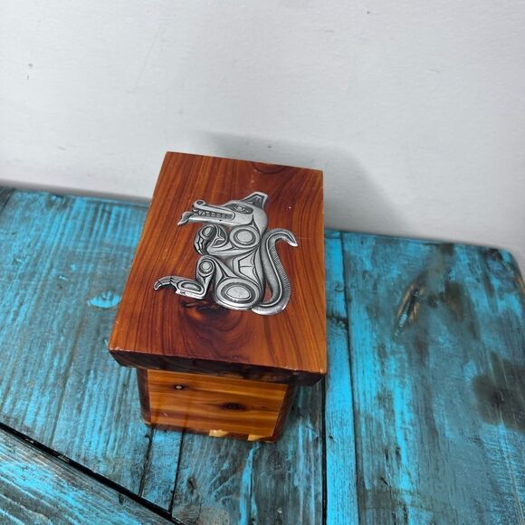 First Nations Vintage Boma Wolf Napkin Rings in cedar box - Picture 3 of 13